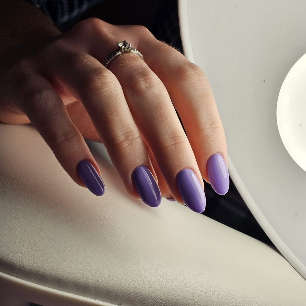 Longues de longueur moyenne, avec du vernis semi-permanent de couleur lila.