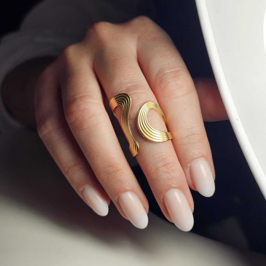 Ongles en forme d'amande, avec une pose de vernis semi-permanent rose pale.