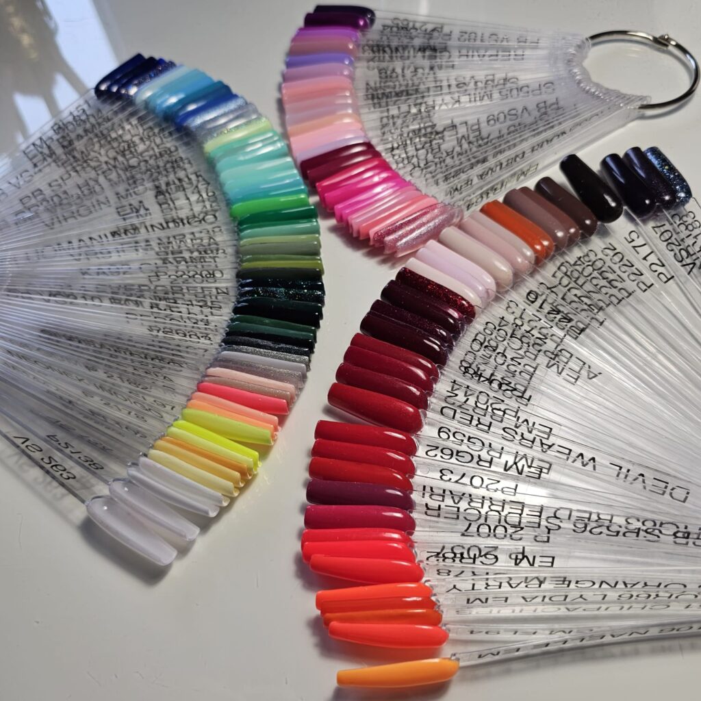 Toutes les couleurs de vernis proposées sur 3 nuanciers d'ongles. Des couleurs vives, sobres et pailletées sont proposées.