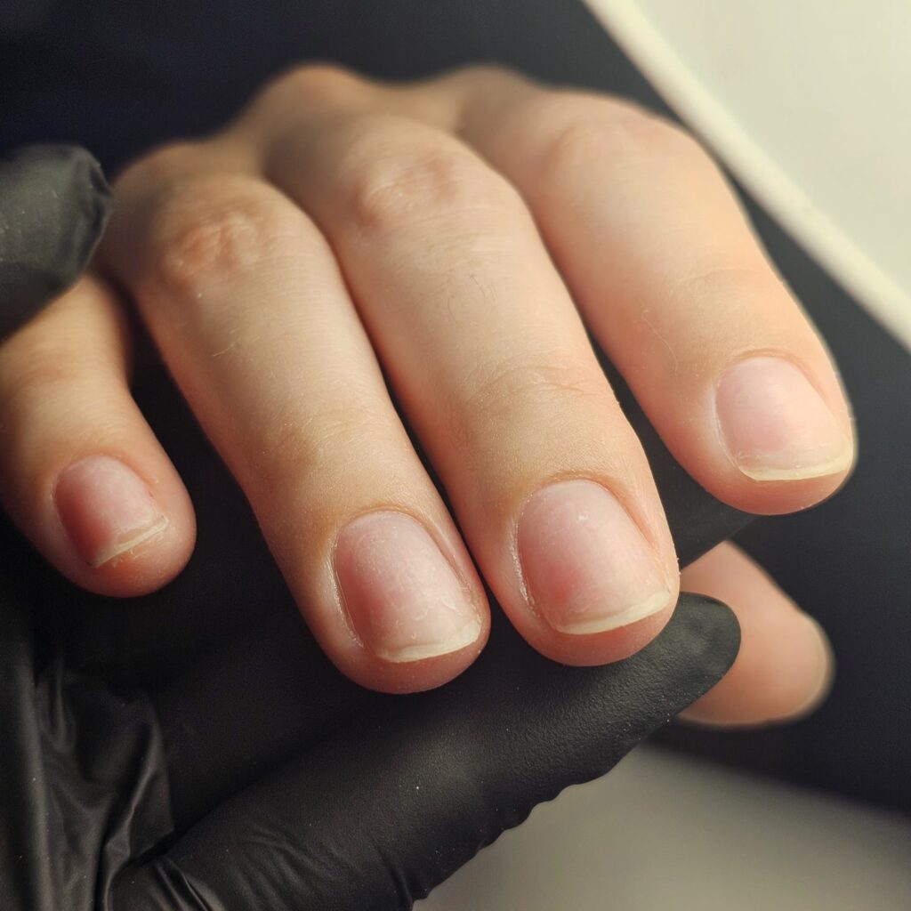 Une dépose de vernis réalisée sur main. Cette dépose peut être accompagnée par un limage des ongles ou alors un soin des mains en complément.