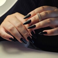 Ongles en forme pointue, avec une pose de vernis semi-permanent noir. Fait par Ongles et paillettes en loire Atlantique Ongles en forme pointue, avec une pose de vernis semi-permanent noir.